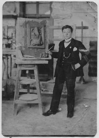 Piero Giovannini al cavalletto mentre modella un bassorilievo