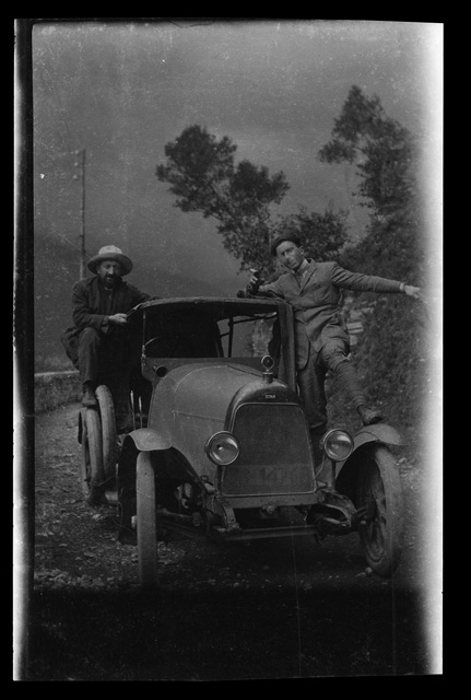 Ritratto di Alfredo Antonini e un amico in posa con un'automobile