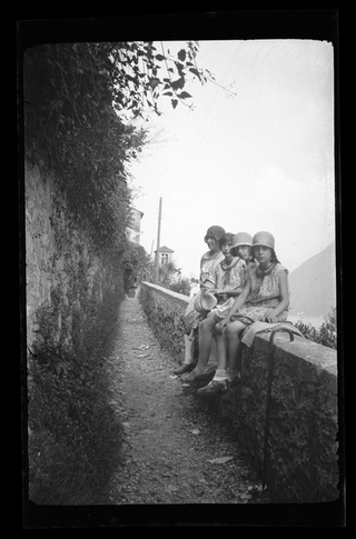 Donna e bambine sul sentiero di Gandria