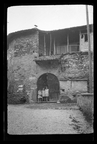 Tre bambine davanti al portone di una casa a Ponte Capriascca