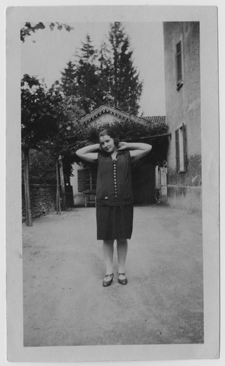 Giovane donna in posa all'esterno del ristorante Antonini-Merk a Tesserete