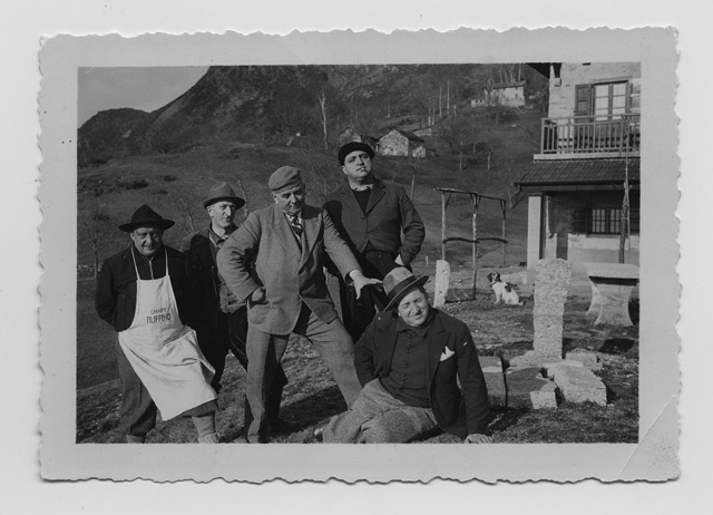 Ritratto di gruppo nel giardino del rifugio Primavesi a Condra