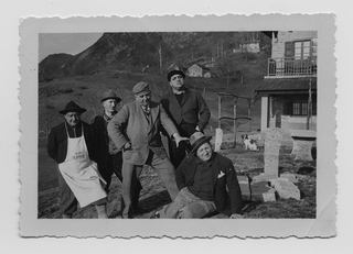 Ritratto di gruppo nel giardino del rifugio Primavesi a Condra