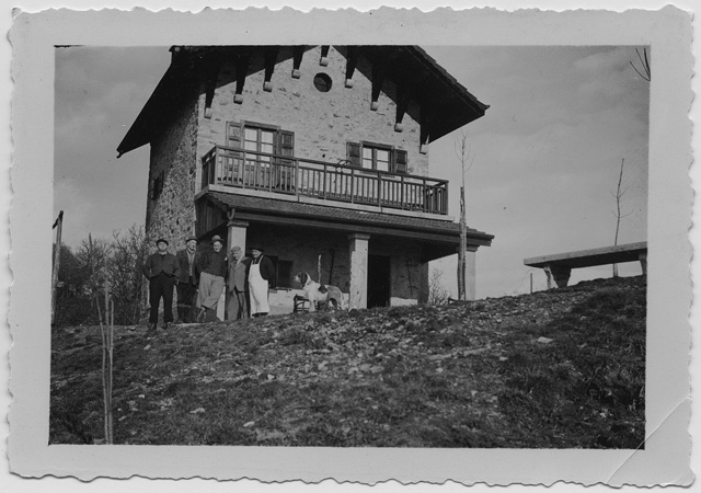 Gruppo davanti al rifugio Primavesi a Condra