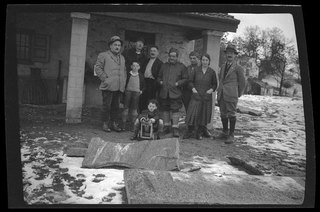 Ritratto di gruppo davanti al rifugio Primavesi