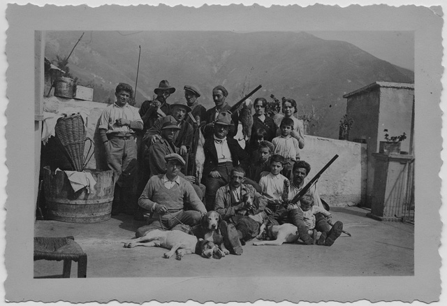 Cacciatori in posa con le prede a Bogno