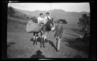 Bambini in posa con un asino a Condra