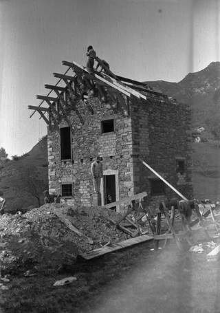 Lavori di costruzione del rifugio Primavesi a Condra