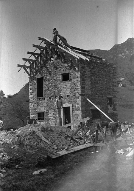 Lavori di costruzione del rifugio Primavesi a Condra