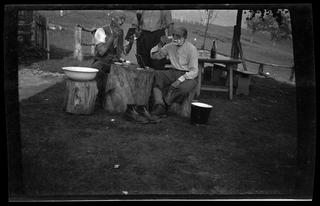 Alfredo Antonini e un amico si fanno la barba in giardino a Condra