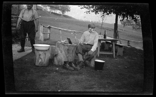 Uomo mentre si fa la barba in giardino a Condra