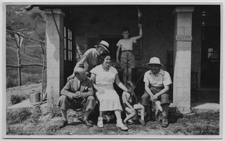 Gruppo davanti al rifugio Primavesi a Condra