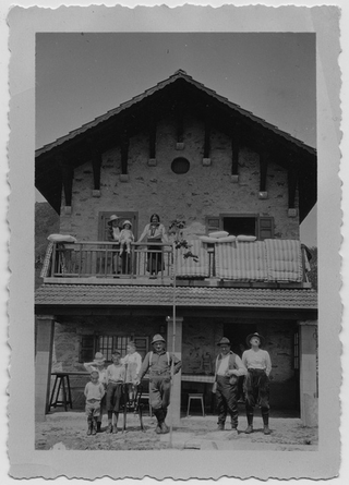 Ritratto di gruppo davanti al rifugio Primavesi a Condra