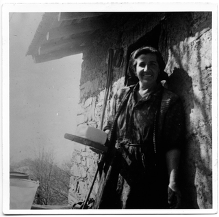 Piera Storni con un panetto di burro