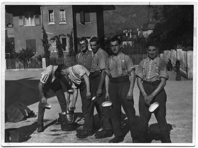 Soldati con gamella in posa