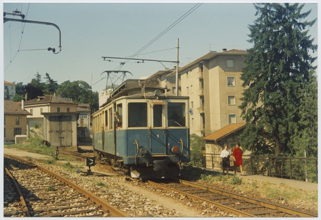 Automotrice della ferrovia Lugano-Tesserete alla stazione di Lugano