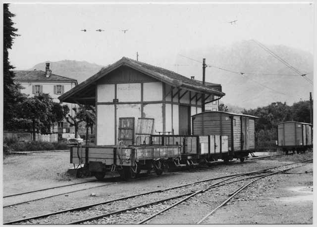 Vagoni merci e magazzino della ferrovia Lugano-Tesserete alla stazione di Tesserete