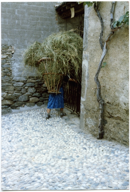 Piera Storni con un cargansc di fieno