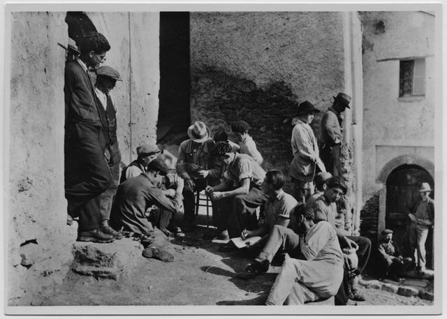 Cartolina di Corticiasca con uomini che giocano a carte