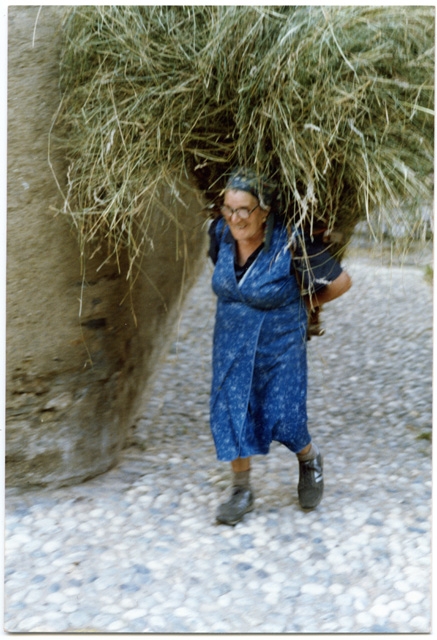 Carolina Storni con un cargansc di fieno