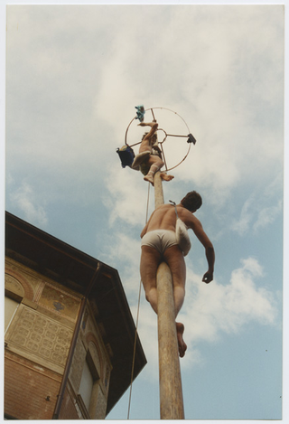 Ascesa al palo della cuccagna a Tesserete