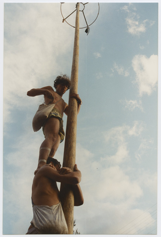 Ascesa al palo della cuccagna a Tesserete