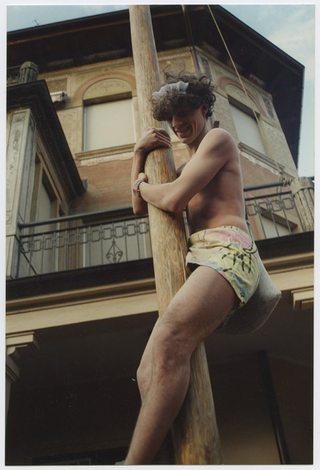 Ascesa al palo della cuccagna a Tesserete