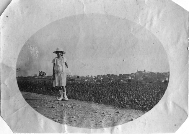 Ritratto di ragazza in campagna