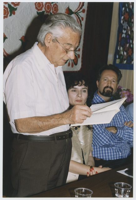 Ugo Canonica legge una sua poesia in occasione della presentazione de "I predé e nosance" a Bidogno