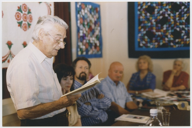 Ugo Canonica legge una sua poesia in occasione della presentazione de "I predé e i nosance" a Bidogno