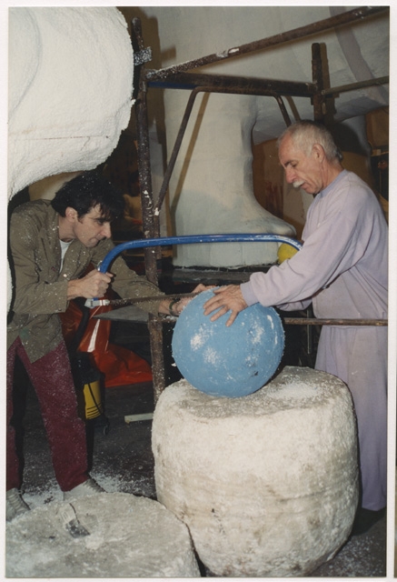 Marco Quadri e Gastone Besomi durante i lavori di costruzione del carro allegorico del Gruppo della Cuccagna