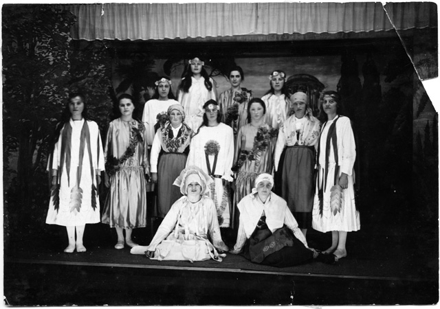 Ragazze ticinesi recitano in una fabbrica in Svizzera tedesca