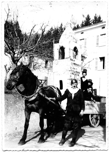 Carro di carnevale per l'abbattimento del campanile di Vaglio