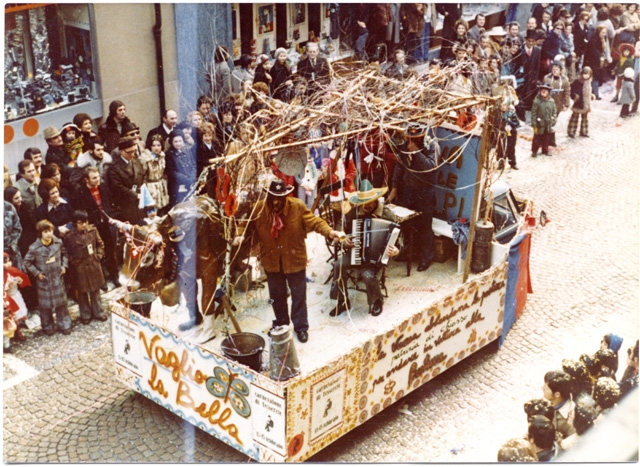 Carro di carnevale degli abitanti di Vaglio