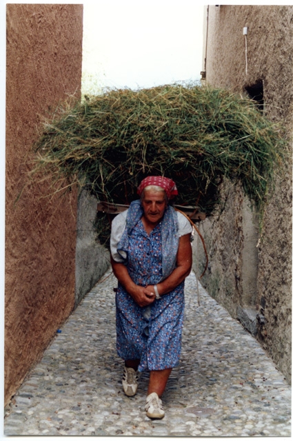 Piera Storni con un cargansc di fieno