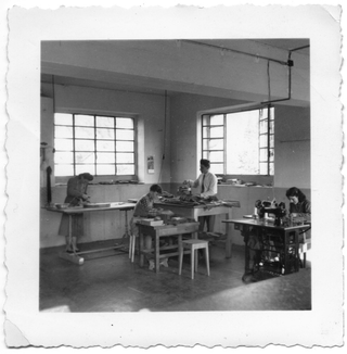 Interno di una fabbrica con lavoratori