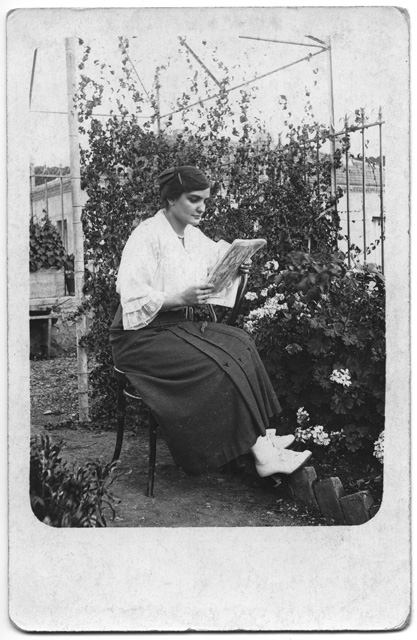 Ritratto di donna che legge un giornale