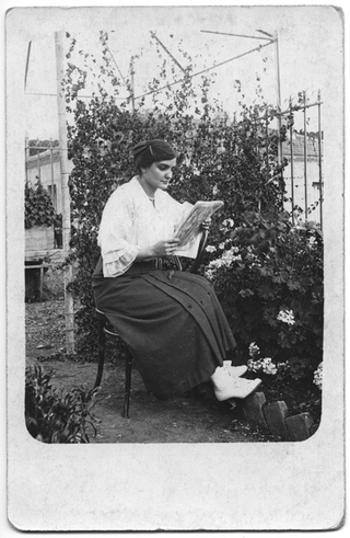 Ritratto di donna che legge un giornale