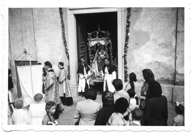 Uscita della statua della Madonna dalla chiesa di Sala Capriasca