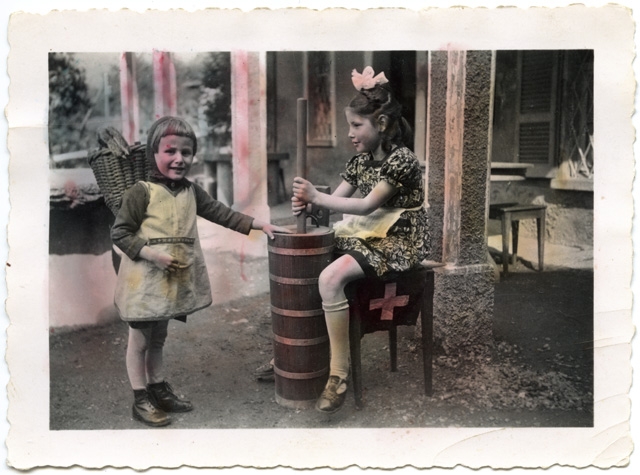 Ritratto di Mauro e Miriam Menghetti con zangola e gerlo