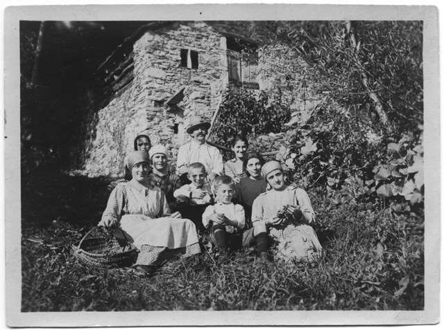 Gruppo di persone in posa durante la vendemmia
