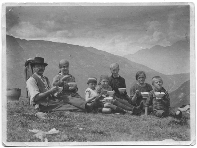 Ritratto della famiglia Menghetti a Gola di Lago