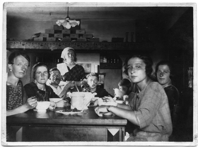 Ritratto di gruppo all'interno della Trattoria Menghetti