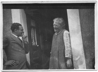 Ritratto di Agnese Menghetti e un uomo sull'uscio