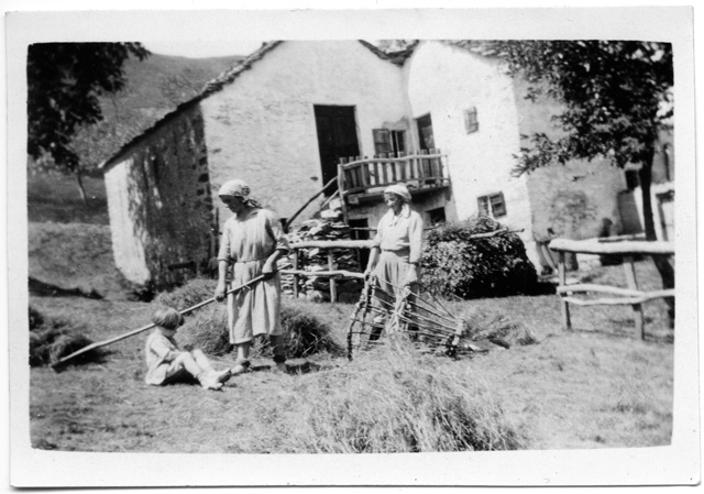Ritratto di due donne che raccolgono il fieno ai Monti Piani